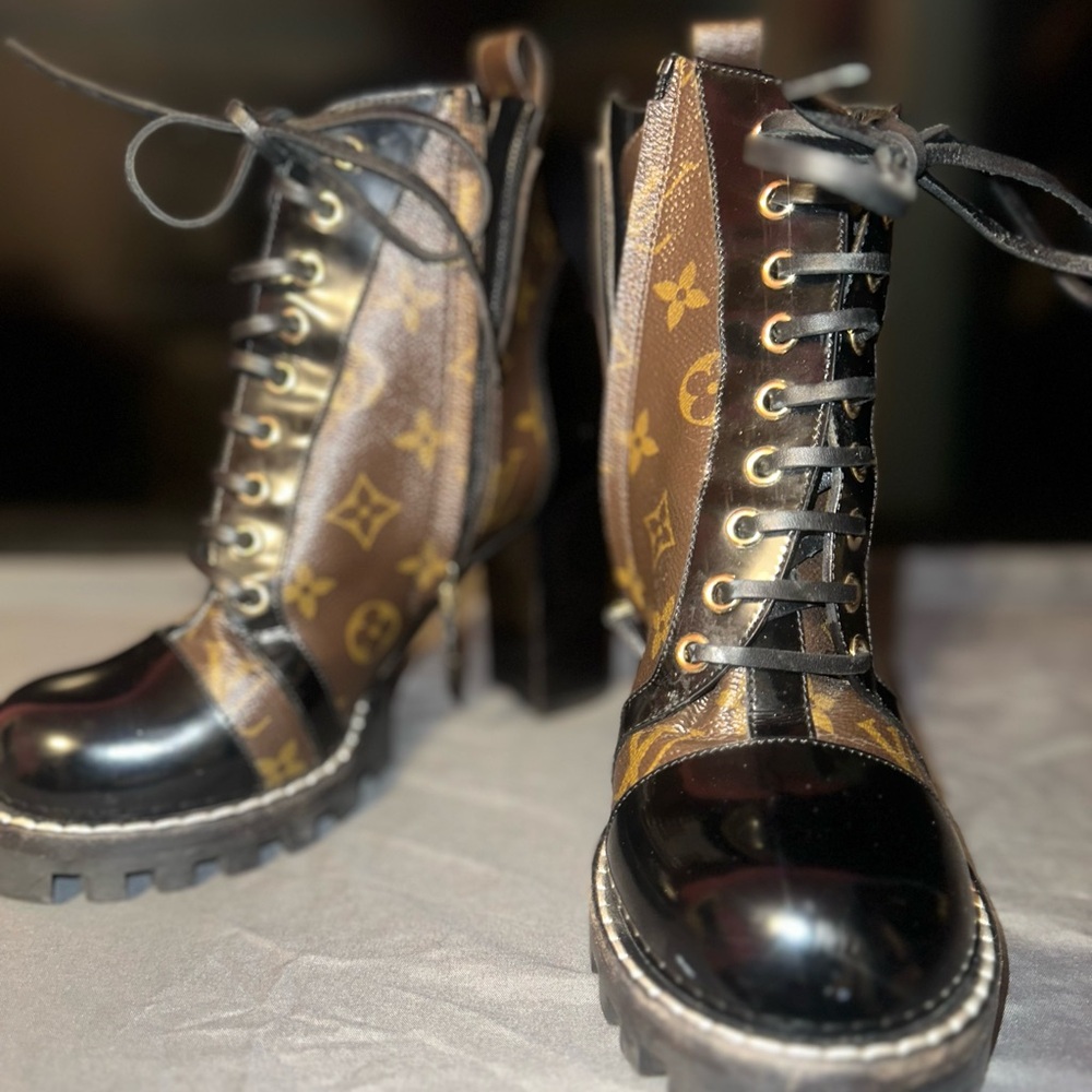 I’m selling these Louis Vuitton laced up women combat boots
Size 38